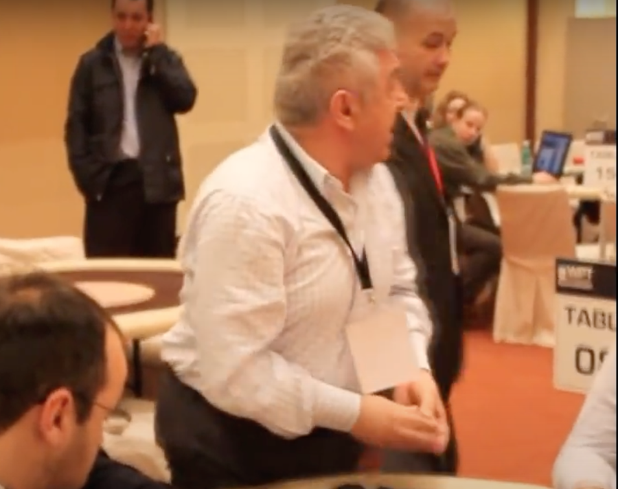 Ioan Becali se ridică furios de la masă, aruncă jetoanele și simulează că-l lovește pe managerul de turneu Giovanni Becali, criză de nervi la un turneu de poker din București: „Totul a plecat de la o fată”