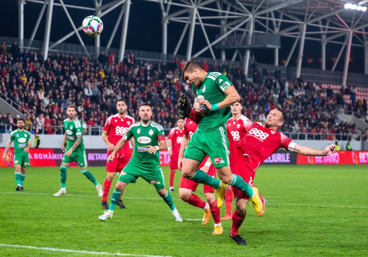 Ultrașii lui Dinamo și-au dat în petic la meciul cu Sepsi » Scandări rasiste și xenofobe + au luat la țintă un adversar