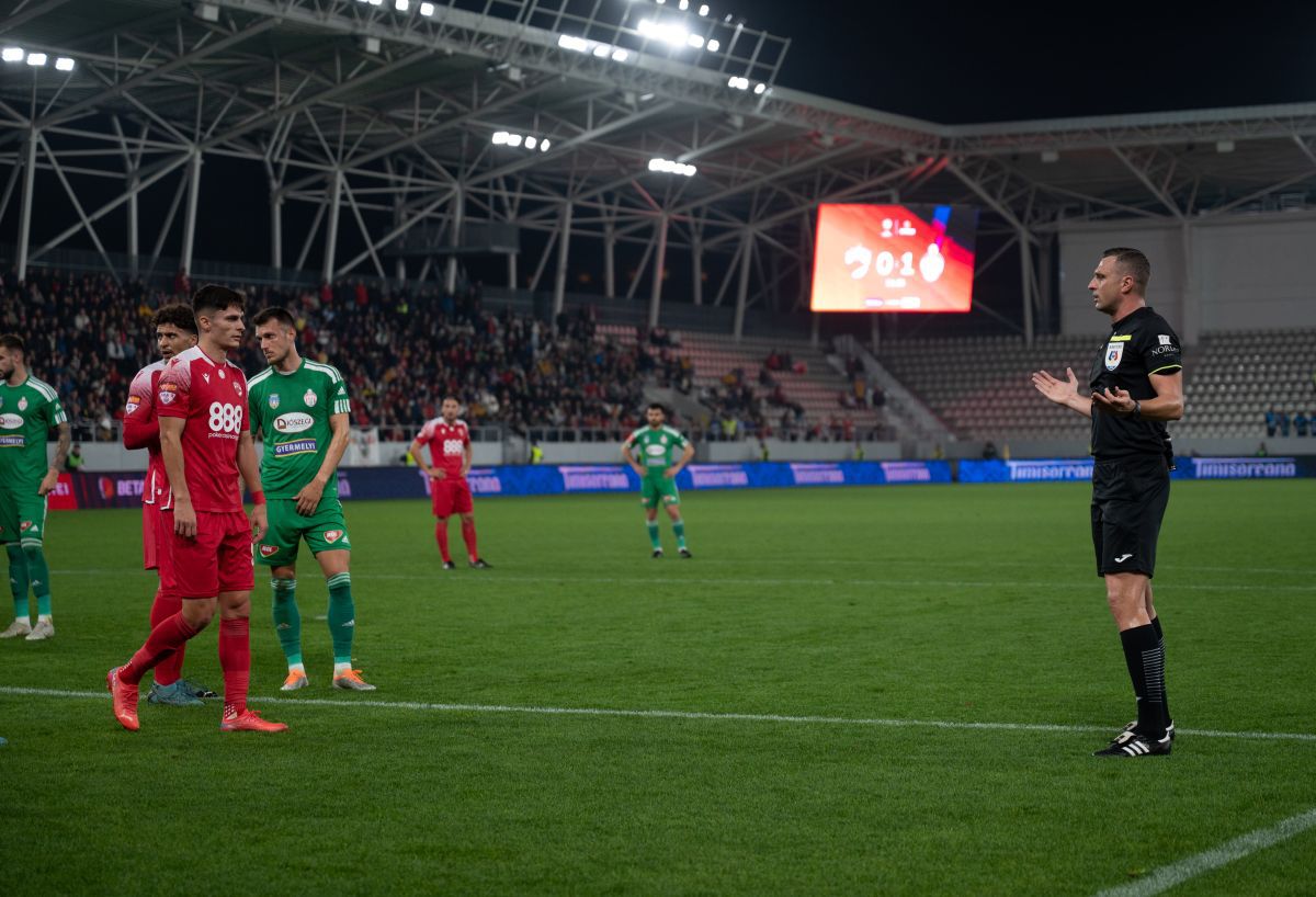 Ultrașii lui Dinamo și-au dat în petic la meciul cu Sepsi » Scandări rasiste și xenofobe + au luat la țintă un adversar