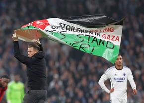 A intrat pe teren cu steagul Palestinei și a întrerupt meciul din Champions League: „Opriți uciderea copiilor din Gaza”
