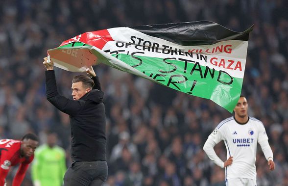 A intrat pe teren cu steagul Palestinei și a întrerupt meciul din Champions League: „Opriți uciderea copiilor din Gaza”