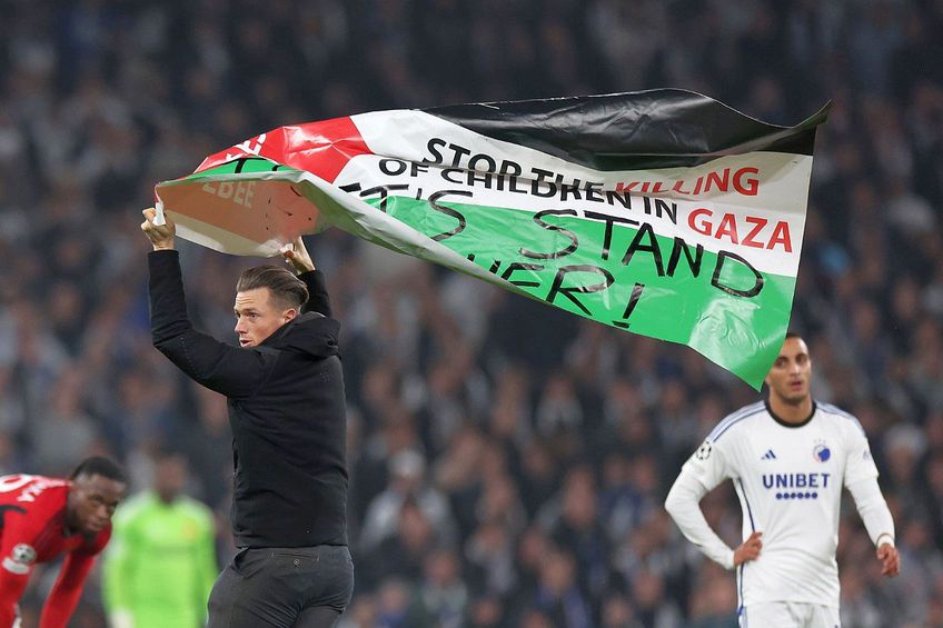 A intrat cu steagul Palestinei pe teren și a întrerupt meciul Copenhaga - Manchester United // foto: Guliver/gettyimages
