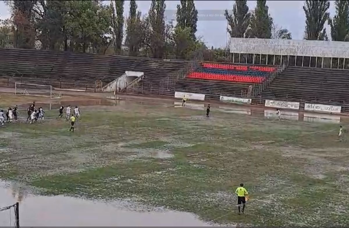 Între timp, în România » Teren micșorat cu 3 metri în timpul meciului! Imagini nemaivăzute