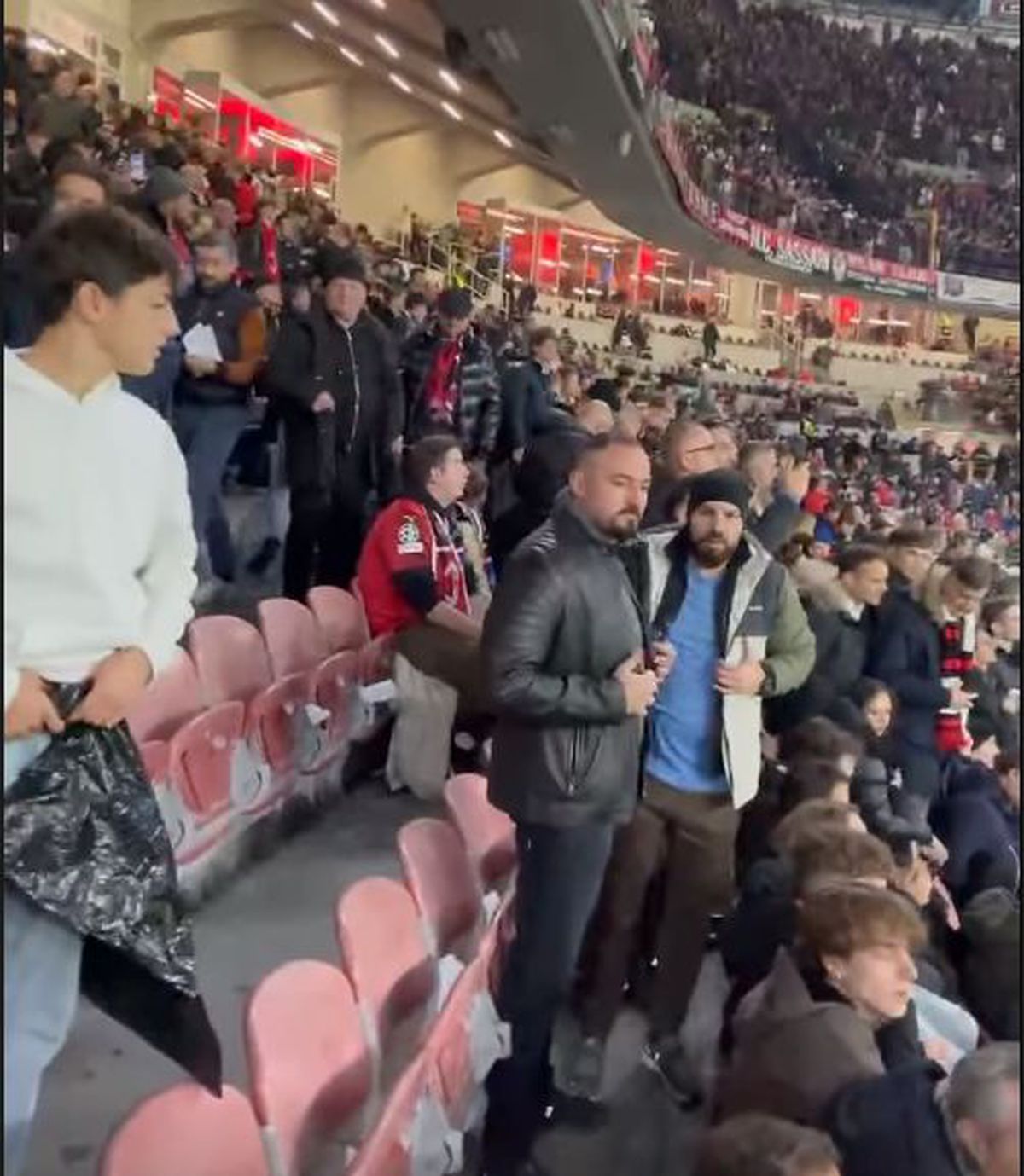 Show pe stadion cu Dumitru Dragomir și „Pescobar”: „Hai că vine și nea Mitică acuma!”