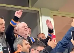 Cine-l îmbracă pe Marius Șumudică? „E totul pentru mine. Este cadou”. De unde își alege vestimentația și de ce dansează după meciuri în fața fanilor