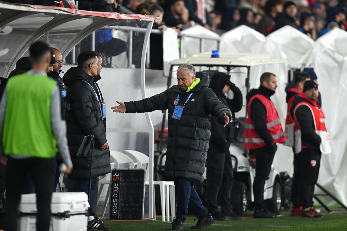 Dan Petrescu s-a ridicat supărat de la conferință, iritat de bannerul dinamoviștilor: „Nu sunt respectat! O problemă mare!”