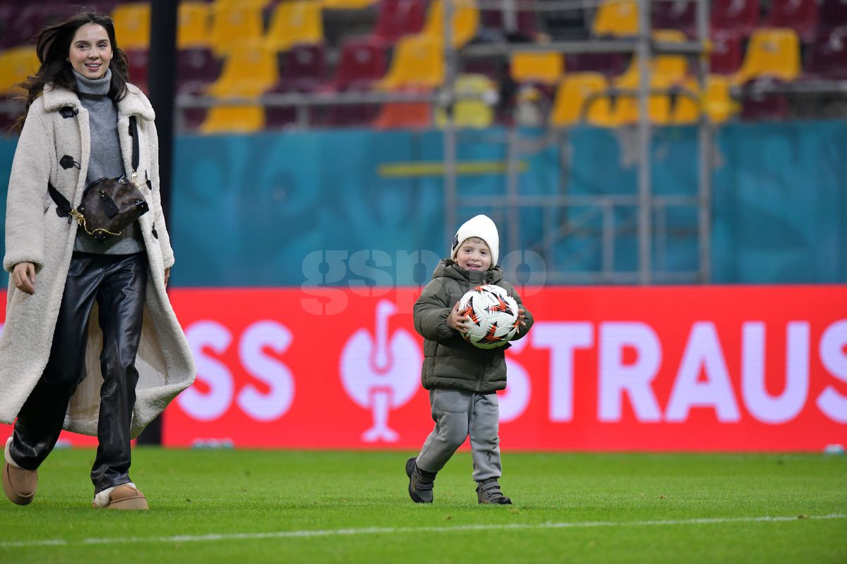 Florin Tănase, pase pe gazon cu micuțul Zian » Șeptarul și-a luat „comoara” pe gazon, imediat după victoria cu Midtjylland