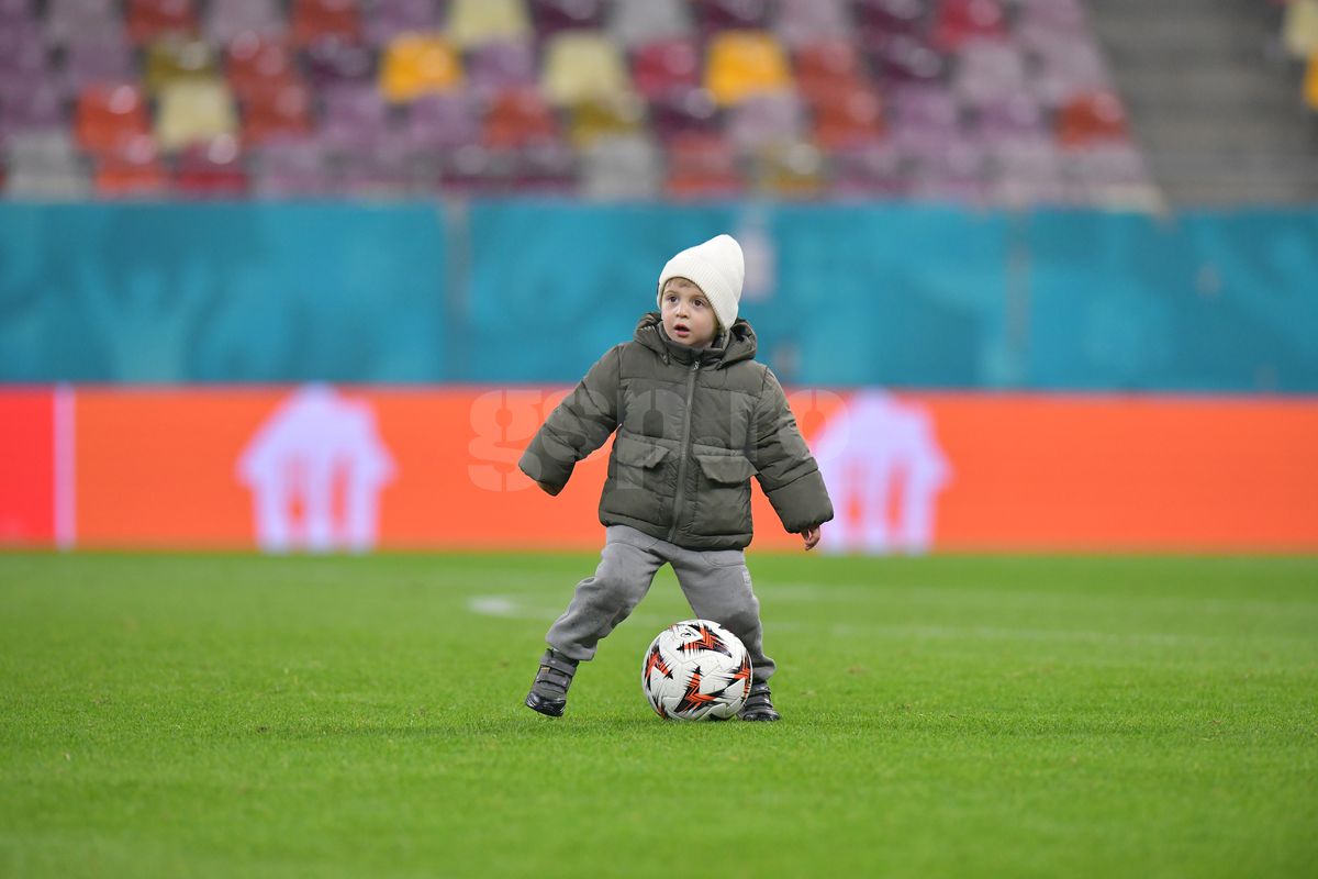 Florin Tănase, pase pe gazon cu micuțul Zian » Șeptarul și-a luat „comoara” pe gazon, imediat după victoria cu Midtjylland