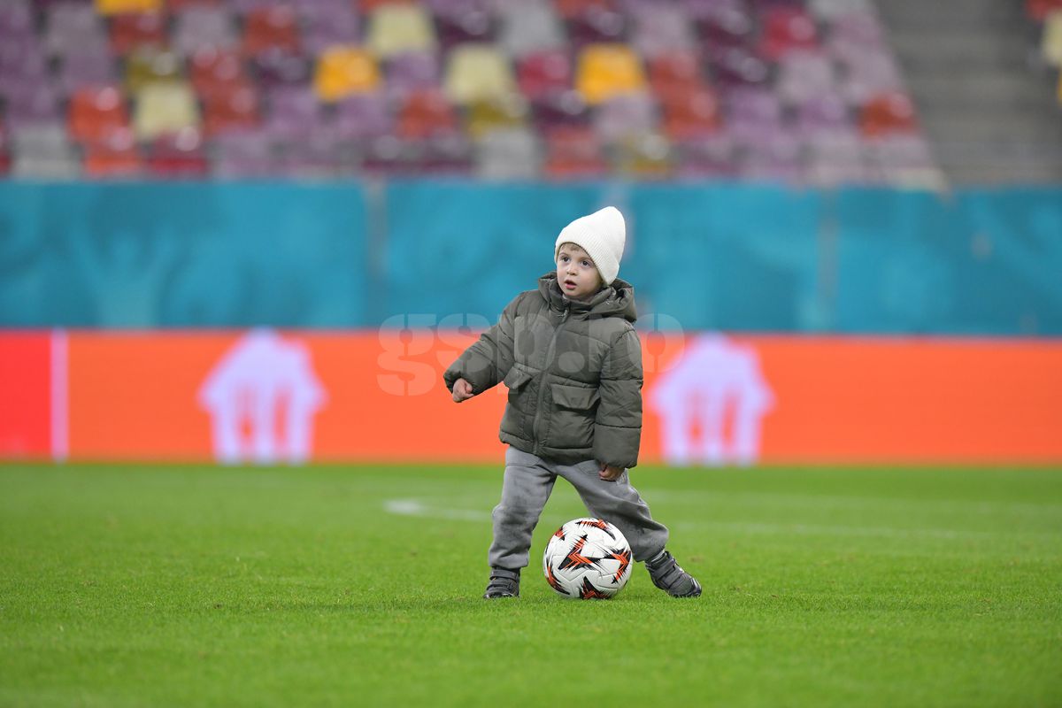 Florin Tănase, pase pe gazon cu micuțul Zian » Șeptarul și-a luat „comoara” pe gazon, imediat după victoria cu Midtjylland