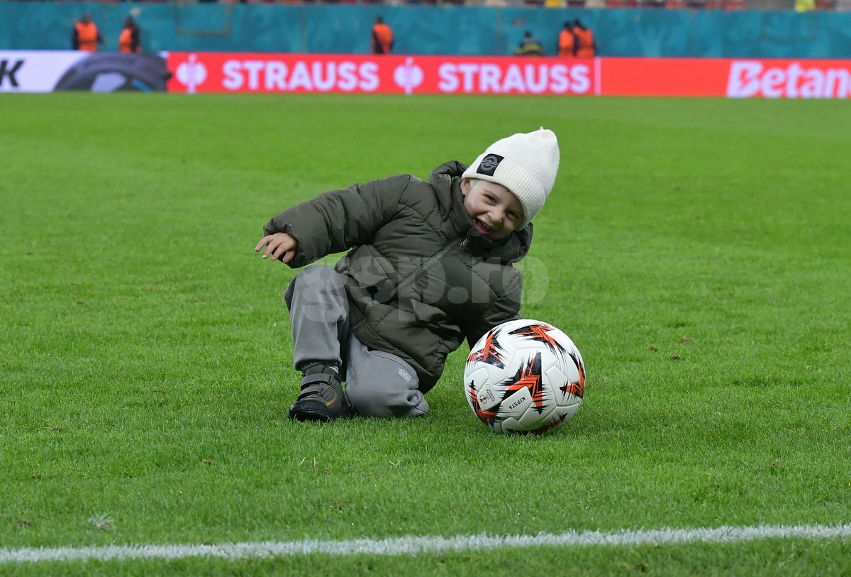 Florin Tănase, pase pe gazon cu micuțul Zian » Șeptarul și-a luat „comoara” pe gazon, imediat după victoria cu Midtjylland