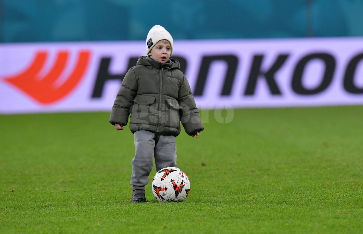 Florin Tănase, pase pe gazon cu micuțul Zian » Șeptarul și-a luat „comoara” pe gazon, imediat după victoria cu Midtjylland