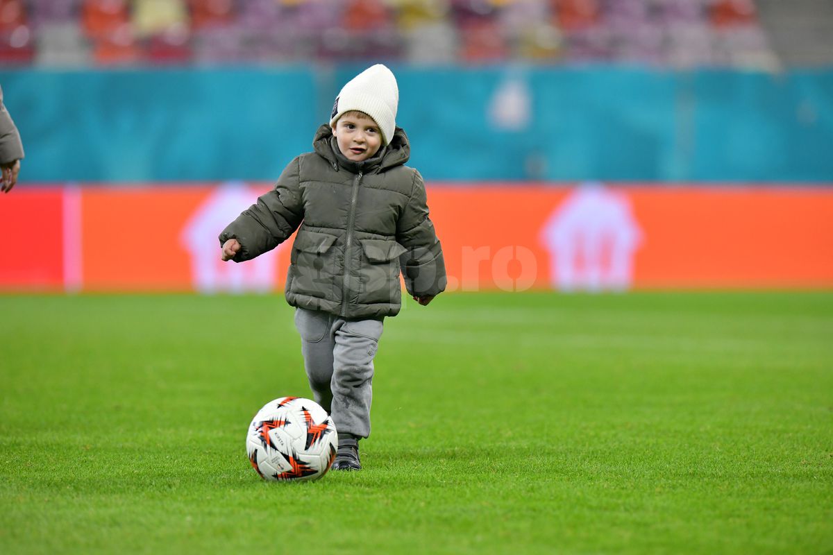 Florin Tănase, pase pe gazon cu micuțul Zian » Șeptarul și-a luat „comoara” pe gazon, imediat după victoria cu Midtjylland