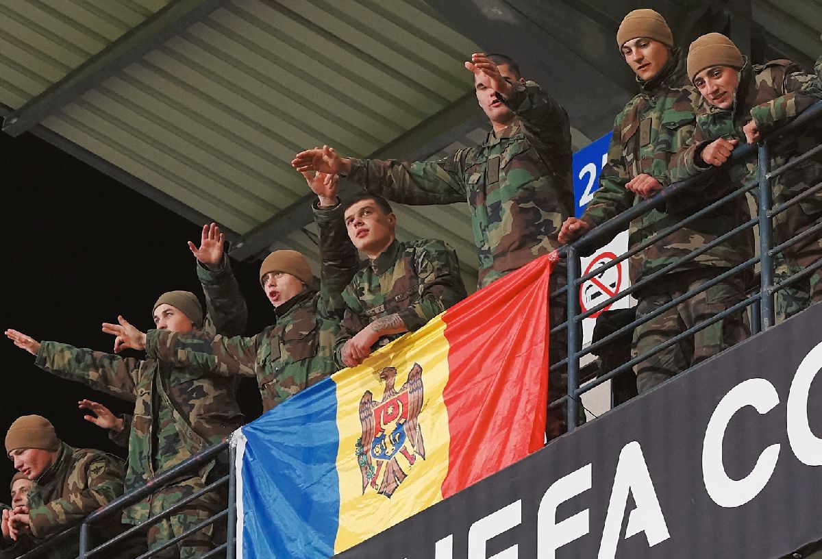 Imagini ca pe timpuri în Conference League! Militari și „tribune verzi” la meciul european disputat lângă România » Explicațiile primite de GSP: „Oficial, asta e versiunea”