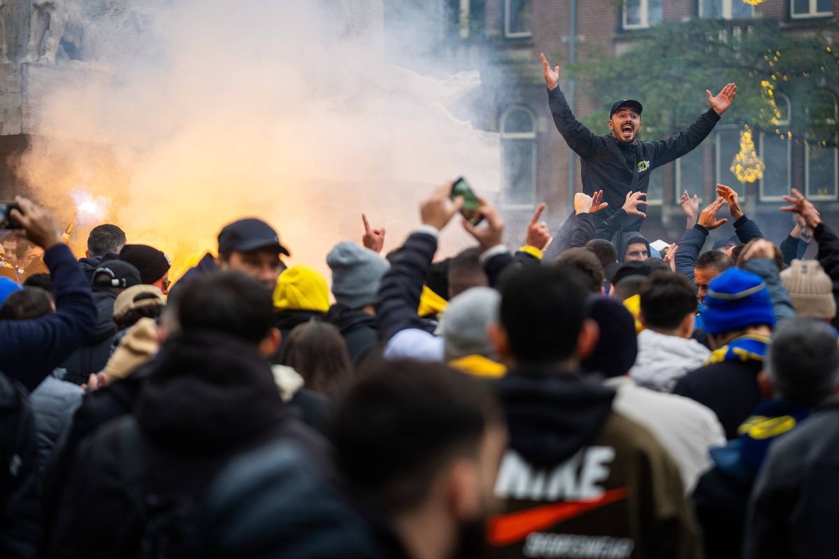 Incidente grave la Amsterdam, în Europa League: „Atacuri antisemite” » Imagini tulburătoare: mulți răniți și zeci de arestări