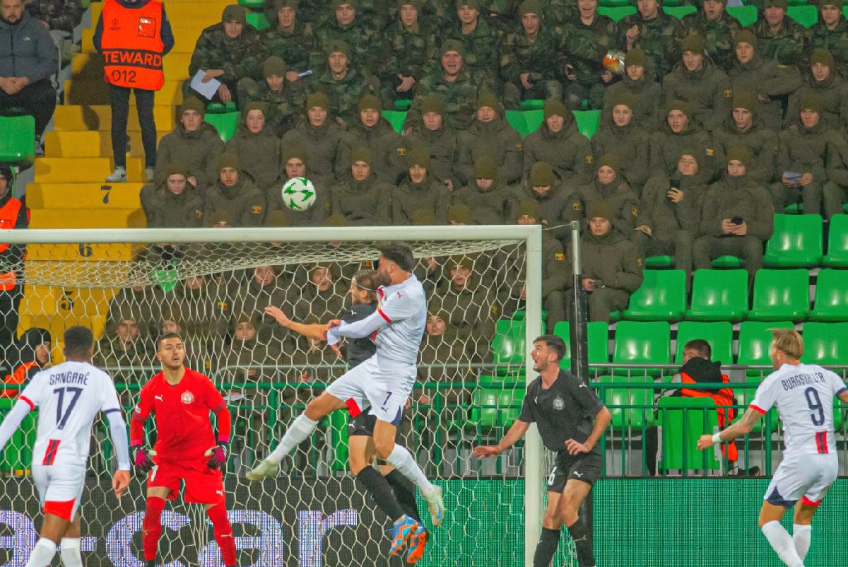 Imagini ca pe timpuri în Conference League! Militari și „tribune verzi” la meciul european disputat lângă România » Explicațiile primite de GSP: „Oficial, asta e versiunea”