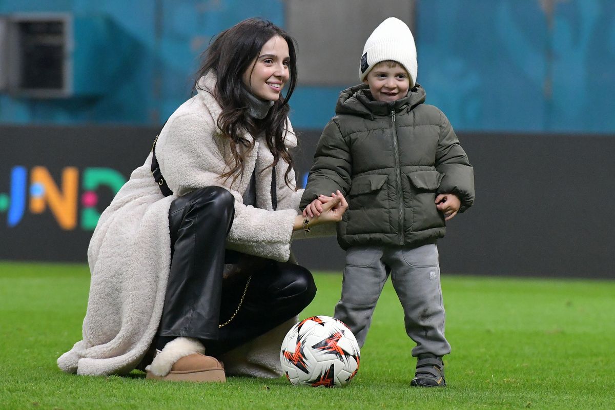 Fața nevăzută a lui Florin Tănase » Momente minunate petrecute pe gazon alături de soția Medeea și puștiul Zian, după victoria cu Midtjylland