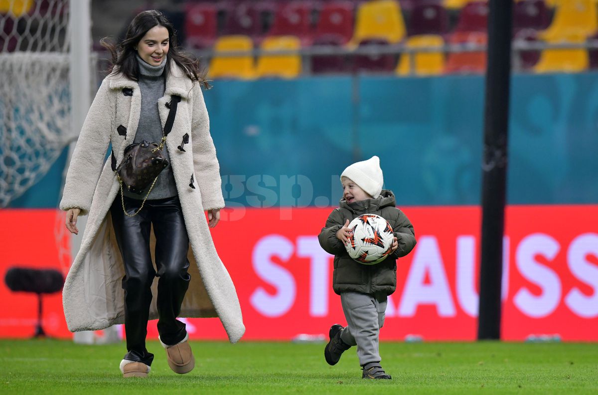 Florin Tănase, pase pe gazon cu micuțul Zian » Șeptarul și-a luat „comoara” pe gazon, imediat după victoria cu Midtjylland
