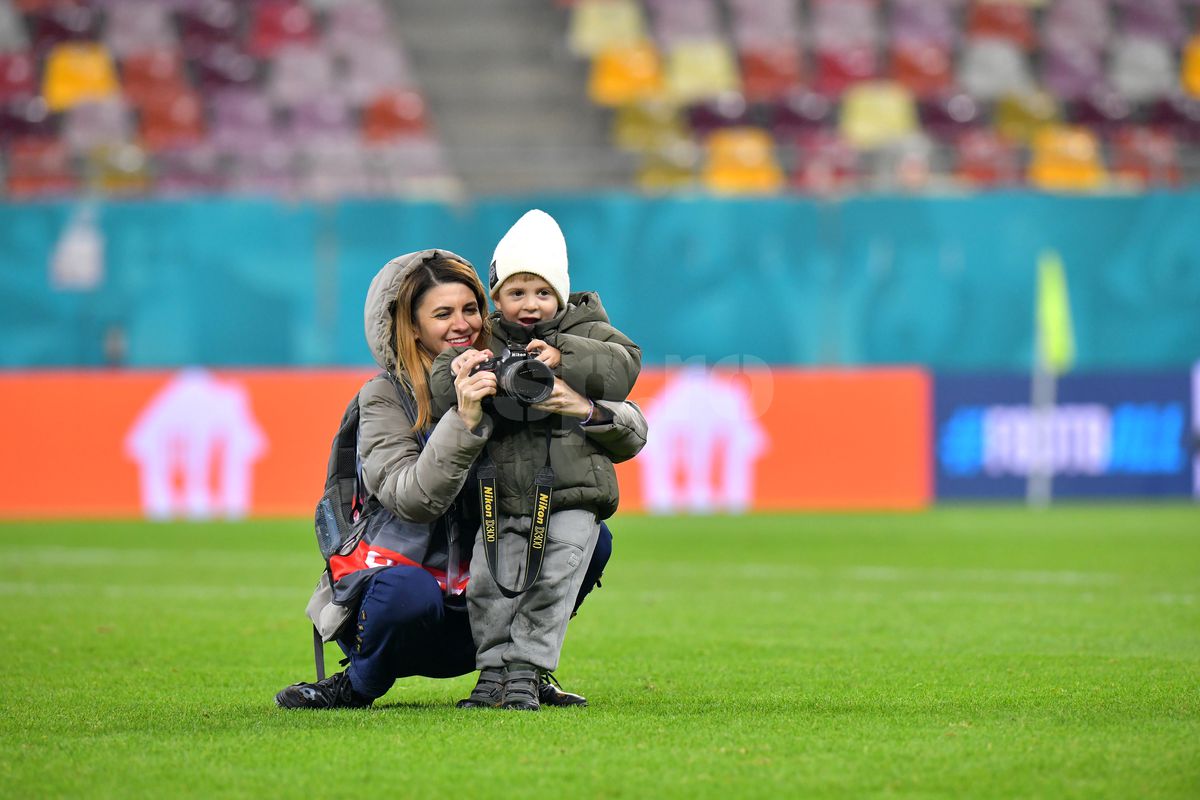 Florin Tănase, pase pe gazon cu micuțul Zian » Șeptarul și-a luat „comoara” pe gazon, imediat după victoria cu Midtjylland