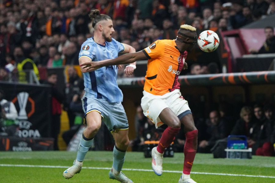 Victor Osimhen (dreapta) a fost un adevărat coșmar pentru Radu Drăgușin / Foto: Imago Apare intriga în telenovela Victor Osimhen! » Un colos european încearcă să deturneze transferul nigerianului