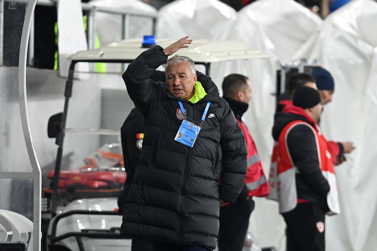 Dan Petrescu s-a ridicat supărat de la conferință, iritat de bannerul dinamoviștilor: „Nu sunt respectat! O problemă mare!”