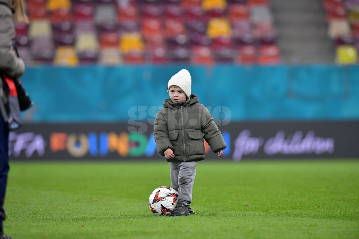 Florin Tănase, pase pe gazon cu micuțul Zian » Șeptarul și-a luat „comoara” pe gazon, imediat după victoria cu Midtjylland