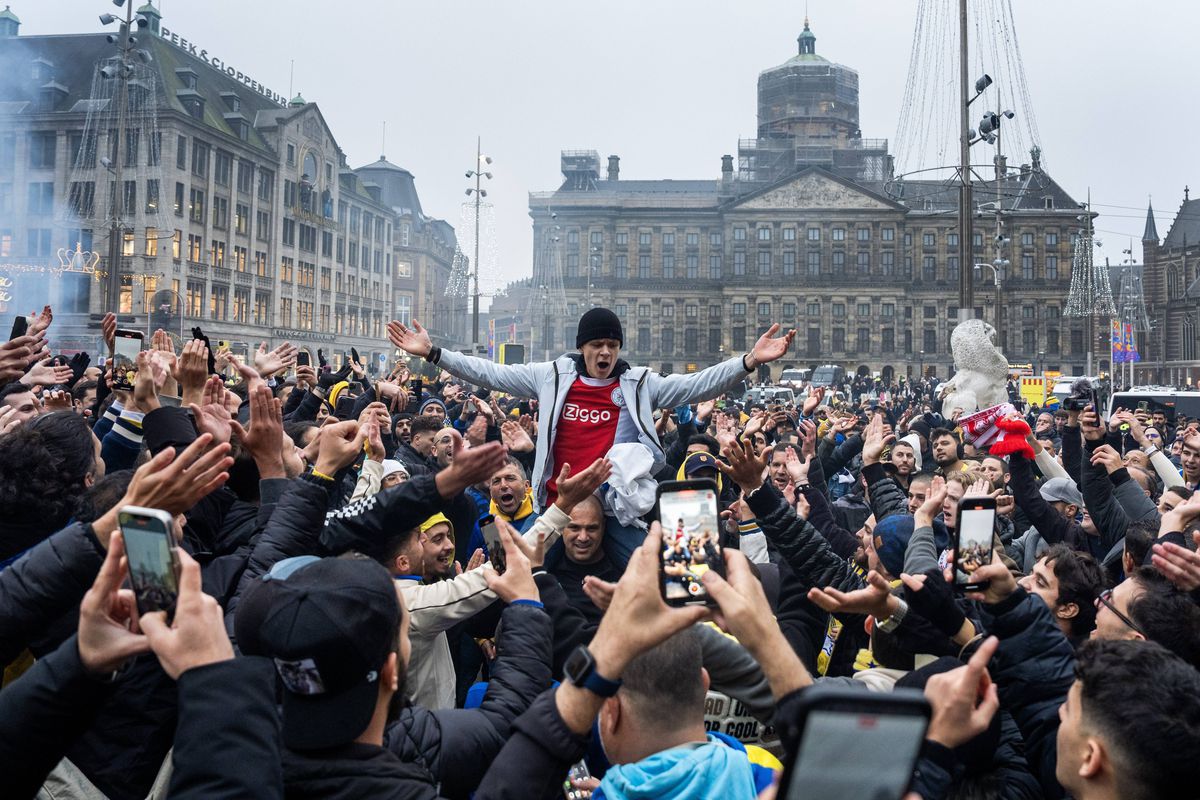 Incidente grave la Amsterdam, în Europa League: „Atacuri antisemite” » Imagini tulburătoare: mulți răniți și zeci de arestări