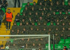 Imagini ca pe timpuri în Conference League! Militari și „tribune verzi” la meciul european disputat lângă România » Explicațiile primite de GSP: „Oficial, asta e versiunea”