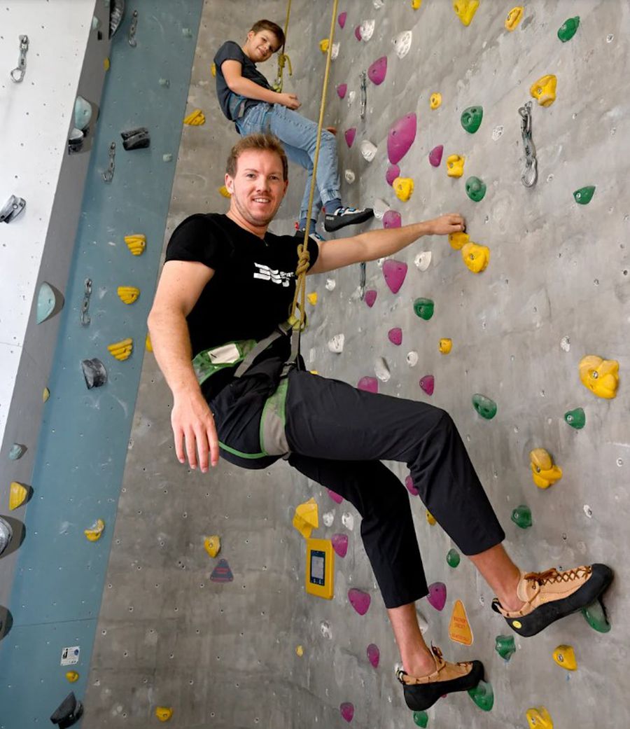 Selecționerul Germaniei, Julian Nagelsmann, și iubita sa, Lena, făcându-i o zi fericită la Munchen unui copil grav bolnav / Foto: BILD Julian Nagelsmann, gest impresionant, într-o acțiune de suflet