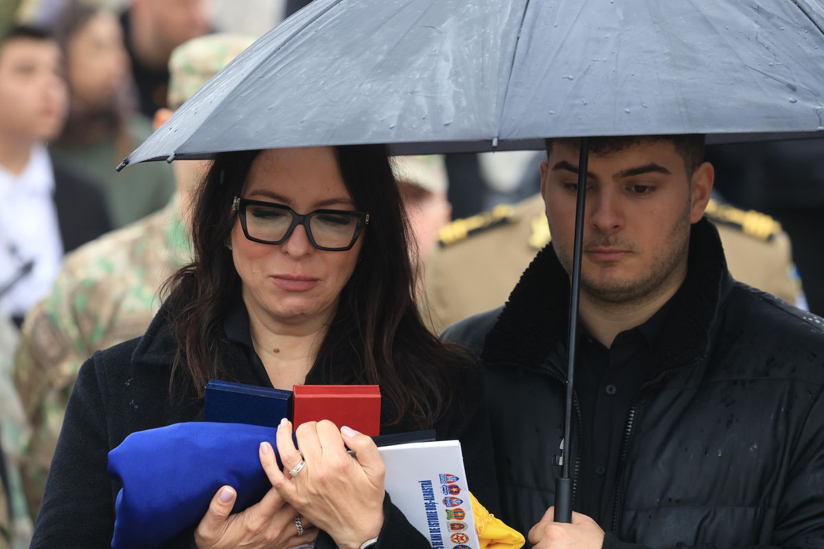 „Te iubim, bunicu'!” » Marele Emeric Ienei, înmormântat în Cimitirul „Rulikowski” cu onoruri militare, torțe și o brazdă de gazon din Ghencea