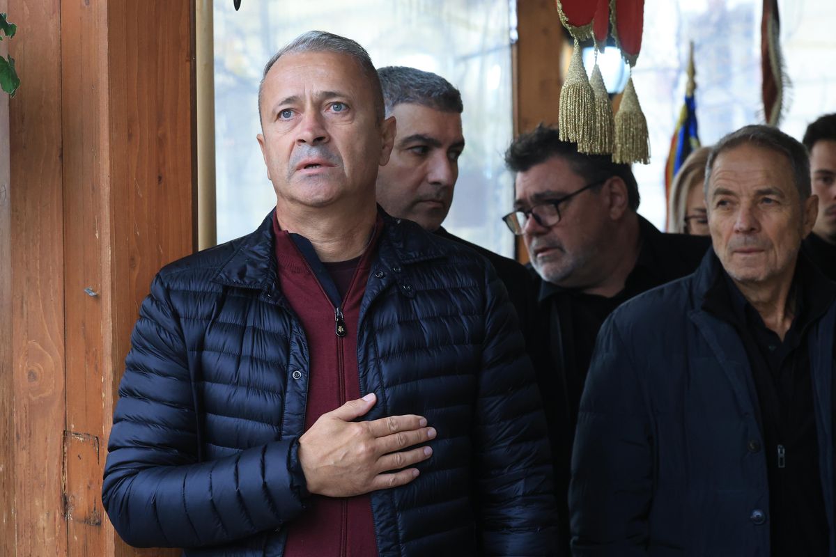 Criticat pentru că s-a îmbrăcat în roșu la înmormântarea lui Emeric Ienei, Mihai Stoichiță a explicat ce a dorit: „Despre asta era vorba”