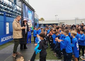 S-a lansat „Jurnalul unui fotbalist de buzunar” la Academia Hagi! Ce le-a transmis copiilor Alec Blenche, unul dintre cei mai cunoscuți autori de cărți pentru copii din România
