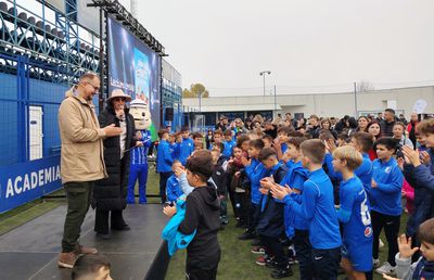 S-a lansat „Jurnalul unui fotbalist de buzunar” la Academia Hagi! Ce le-a transmis copiilor Alec Blenche, unul dintre cei mai cunoscuți autori de cărți pentru copii din România