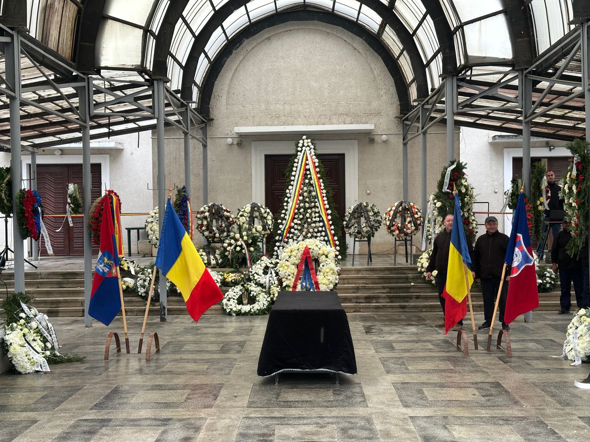 Coroanele depuse la mormântul lui Emeric Ienei