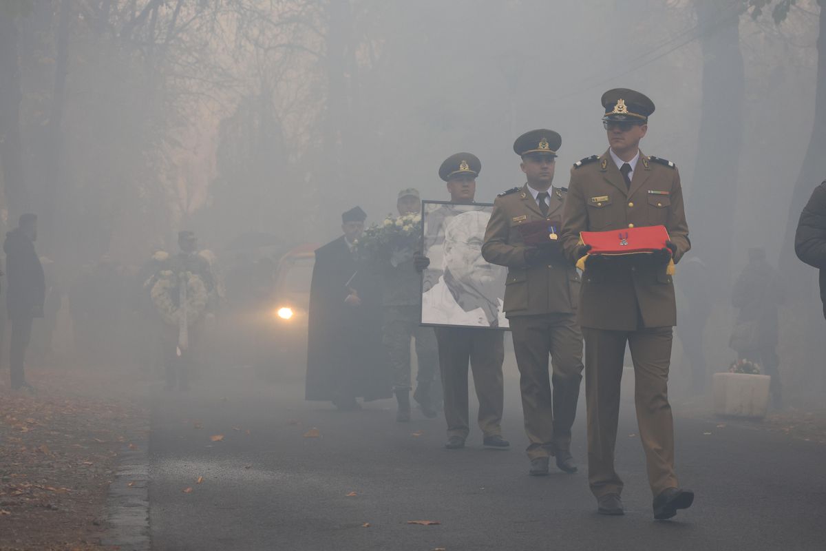 Torțe, lacrimi și aplauze la Oradea » Cel mai impresionant moment la înmormântarea lui Emeric Ienei