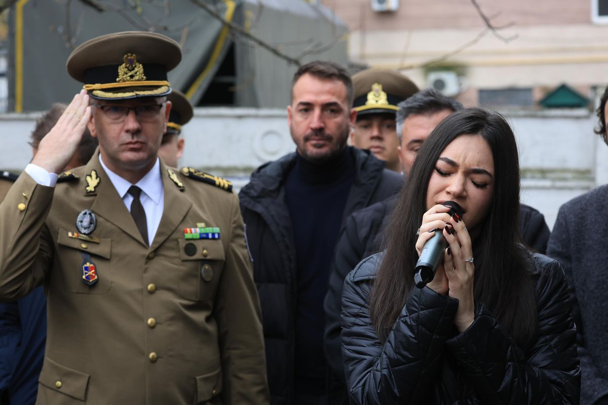 Criticat pentru că s-a îmbrăcat în roșu la înmormântarea lui Emeric Ienei, Mihai Stoichiță a explicat ce a dorit: „Despre asta era vorba”