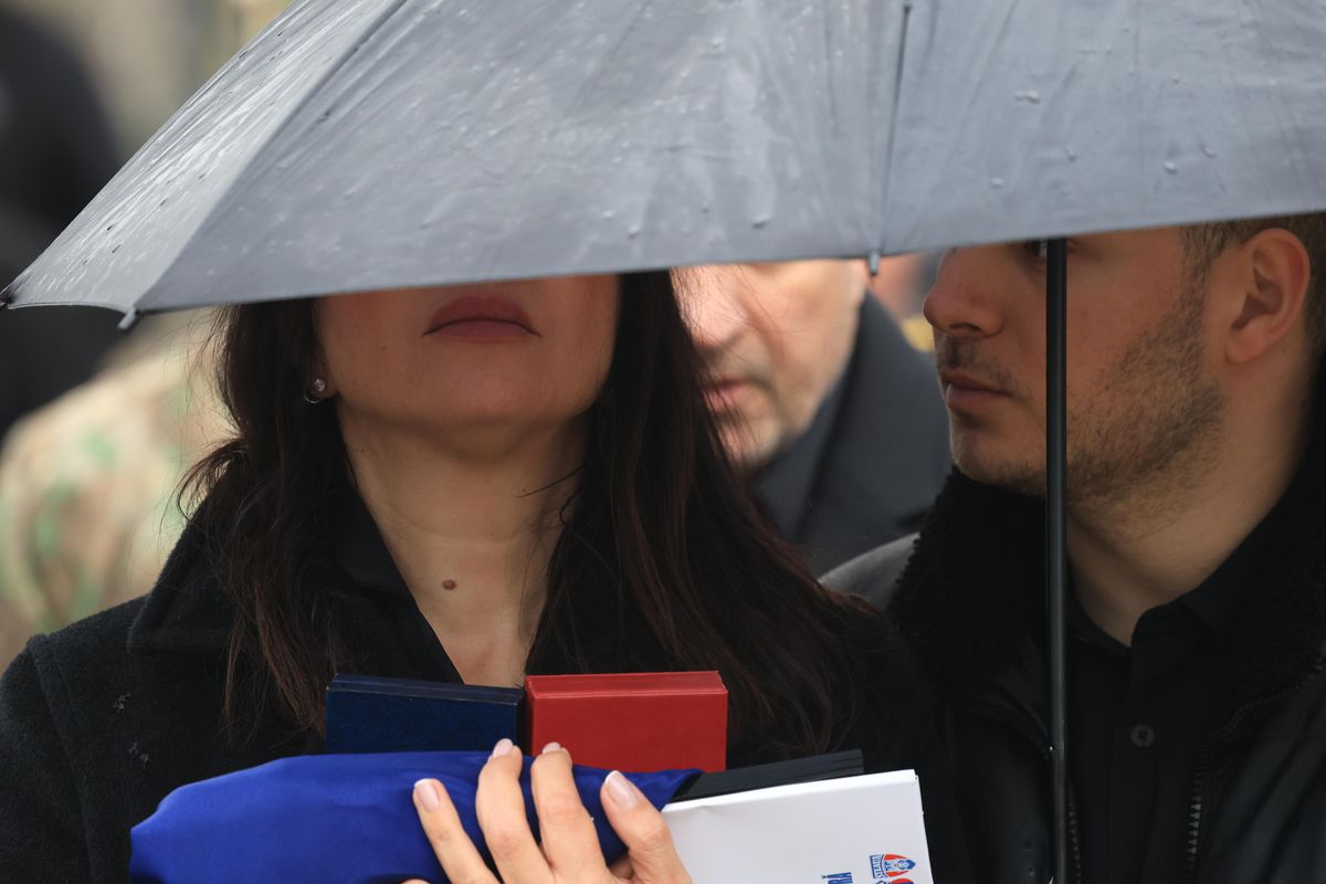 „Te iubim, bunicu'!” » Marele Emeric Ienei, înmormântat în Cimitirul „Rulikowski” cu onoruri militare, torțe și o brazdă de gazon din Ghencea