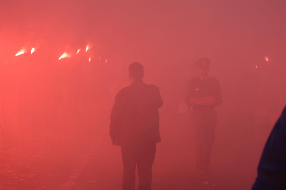 Torțe, lacrimi și aplauze la Oradea » Cel mai impresionant moment la înmormântarea lui Emeric Ienei