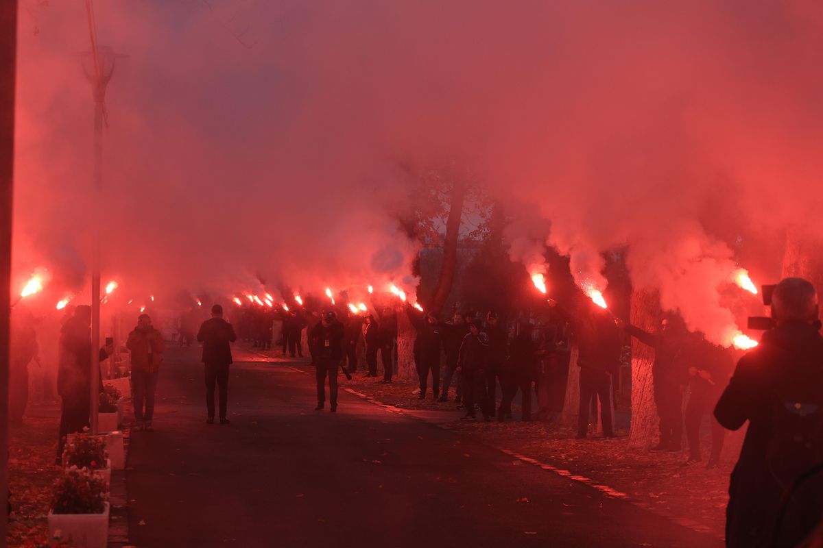 Torțe, lacrimi și aplauze la Oradea » Cel mai impresionant moment la înmormântarea lui Emeric Ienei