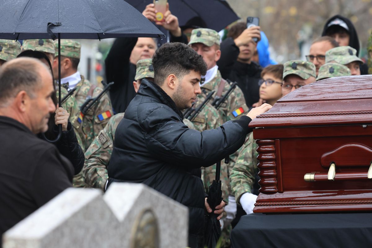 „Te iubim, bunicu'!” » Marele Emeric Ienei, înmormântat în Cimitirul „Rulikowski” cu onoruri militare, torțe și o brazdă de gazon din Ghencea
