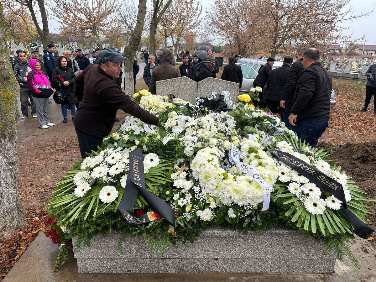 „Te iubim, bunicu'!” » Marele Emeric Ienei, înmormântat în Cimitirul „Rulikowski” cu onoruri militare, torțe și o brazdă de gazon din Ghencea