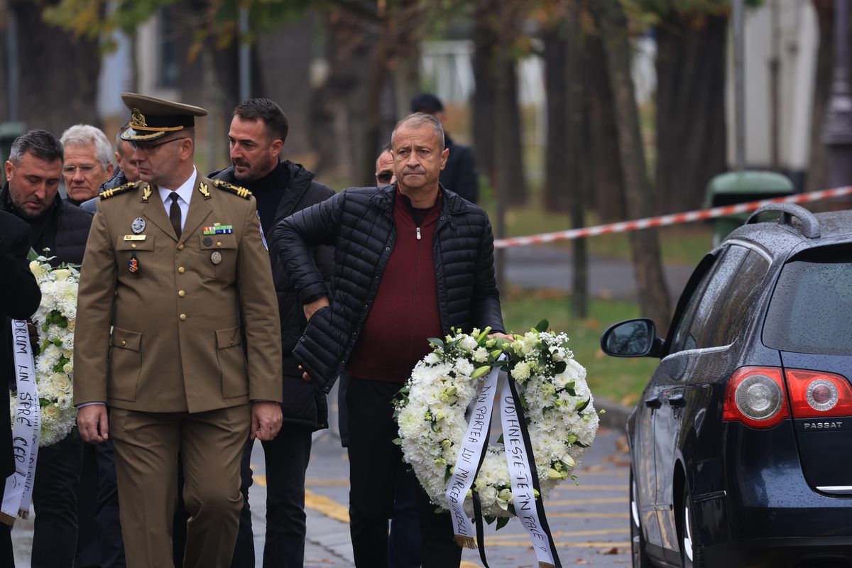 Criticat pentru că s-a îmbrăcat în roșu la înmormântarea lui Emeric Ienei, Mihai Stoichiță a explicat ce a dorit: „Despre asta era vorba”