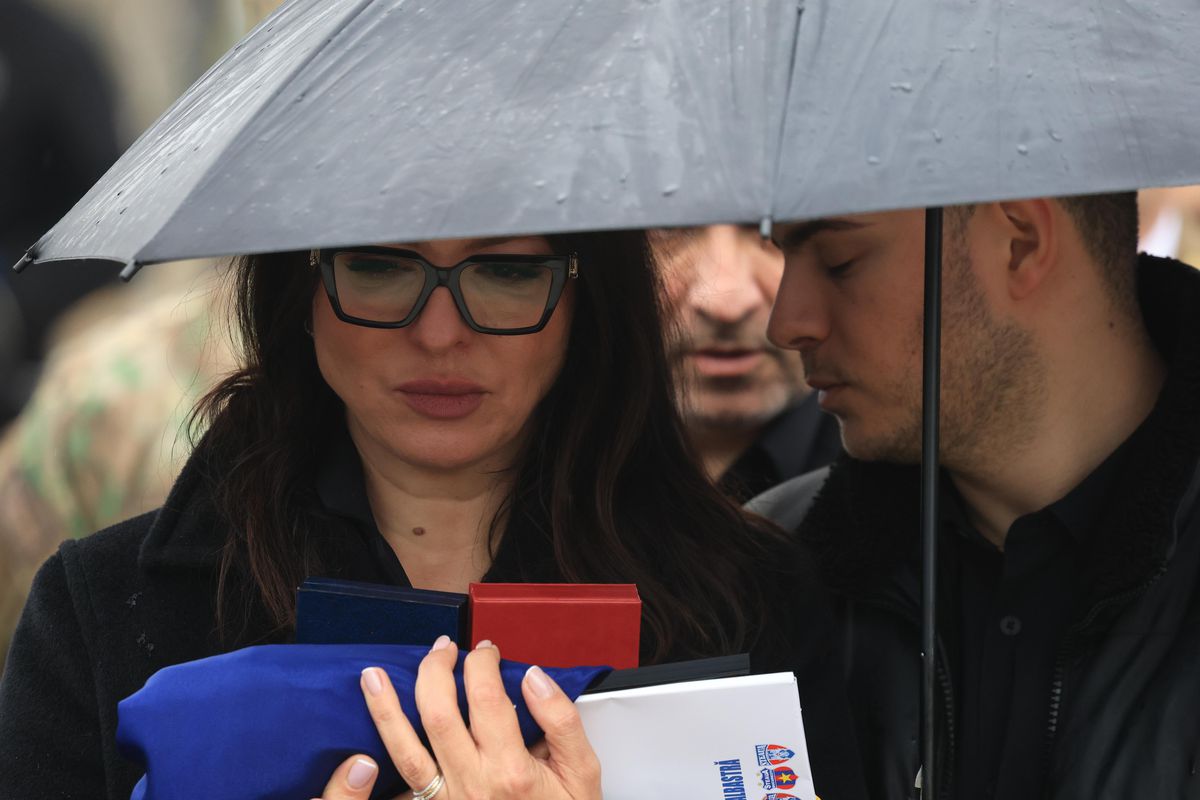 Moment emoționant în cimitir » Discursul nepotului lui Nea Imi a impresionat întreaga asistență: a citit editorialul lui Drejan din GSP