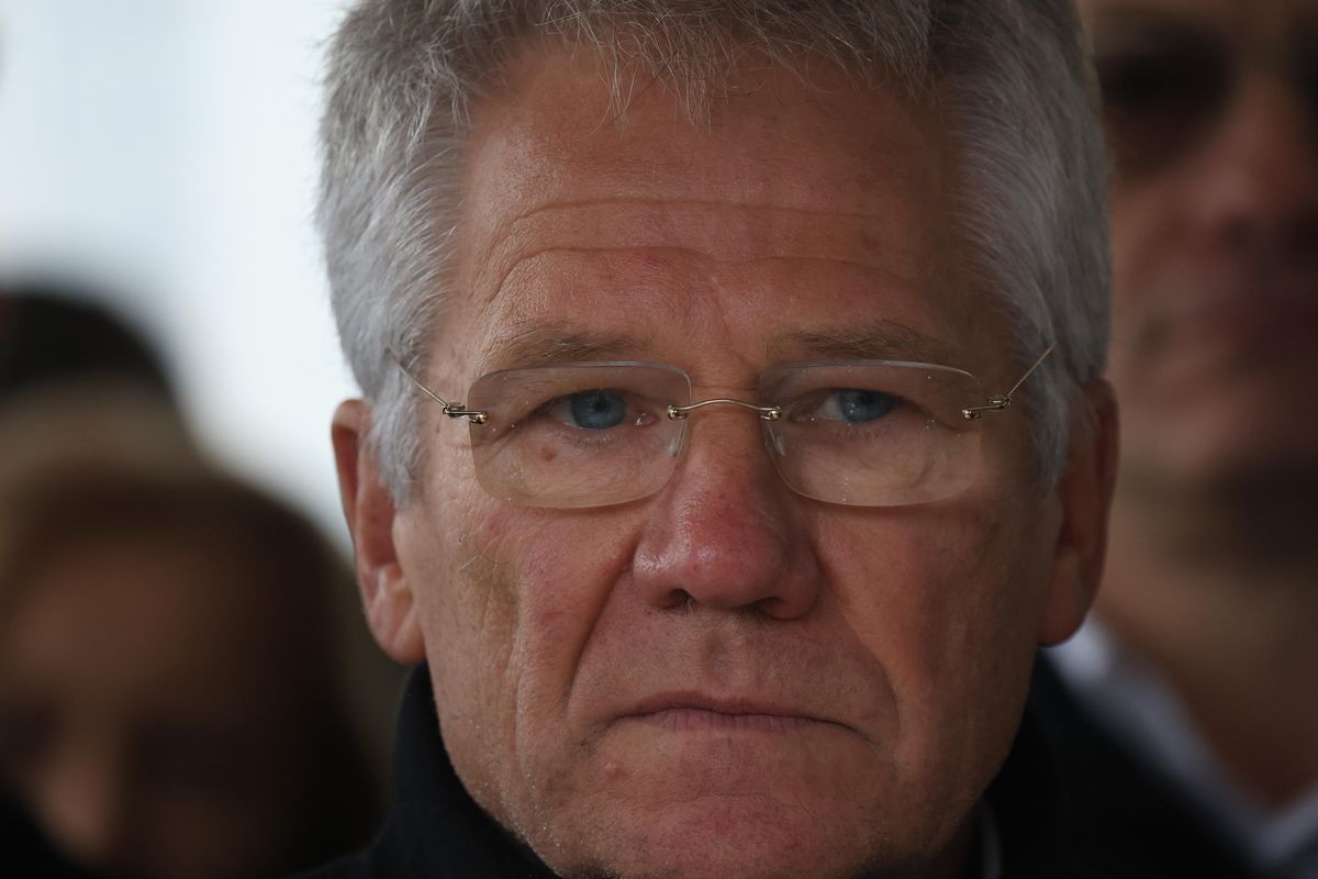 Criticat pentru că s-a îmbrăcat în roșu la înmormântarea lui Emeric Ienei, Mihai Stoichiță a explicat ce a dorit: „Despre asta era vorba”