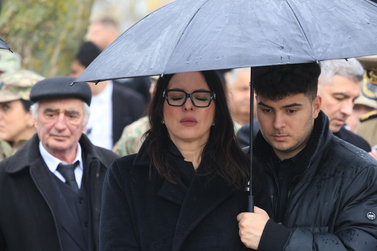 „Te iubim, bunicu'!” » Marele Emeric Ienei, înmormântat în Cimitirul „Rulikowski” cu onoruri militare, torțe și o brazdă de gazon din Ghencea