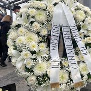 Coroana trimisă de Ilie Năstase și Ion Țiriac