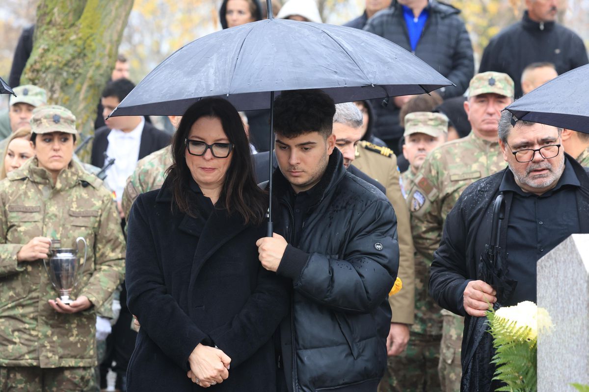 „Te iubim, bunicu'!” » Marele Emeric Ienei, înmormântat în Cimitirul „Rulikowski” cu onoruri militare, torțe și o brazdă de gazon din Ghencea