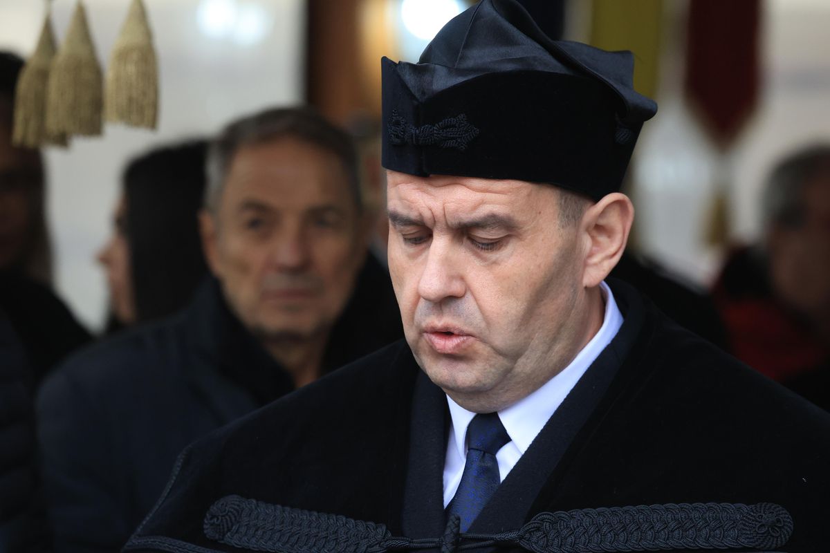 Criticat pentru că s-a îmbrăcat în roșu la înmormântarea lui Emeric Ienei, Mihai Stoichiță a explicat ce a dorit: „Despre asta era vorba”