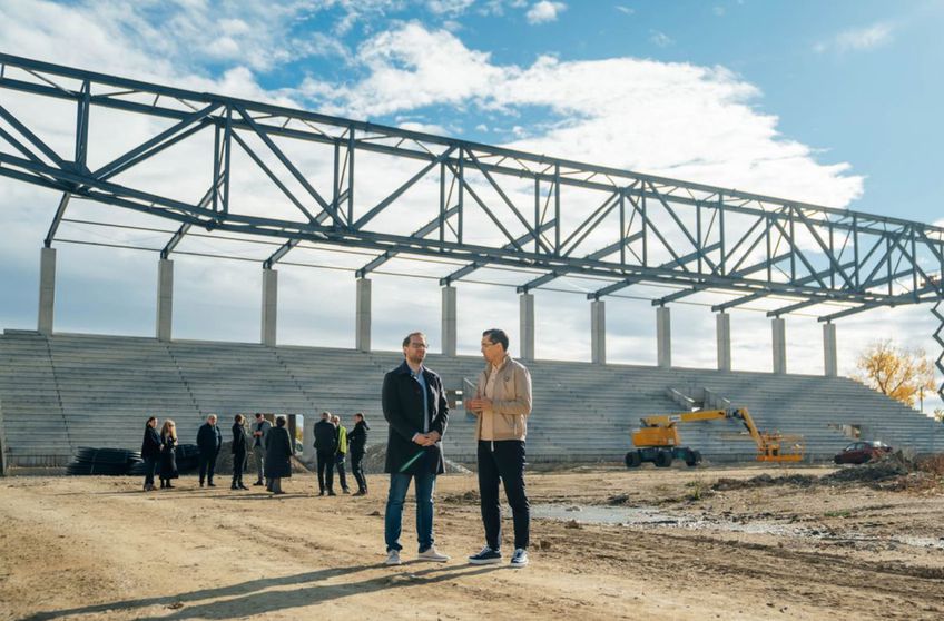 Lucrările la stadionul „Eroii Timișoarei”, arena modernă care se construiește în vestul Timișoarei, avansează cu pași repezi. Acesta a fost vizitat de Răzvan Burleanu, președintele FRF.