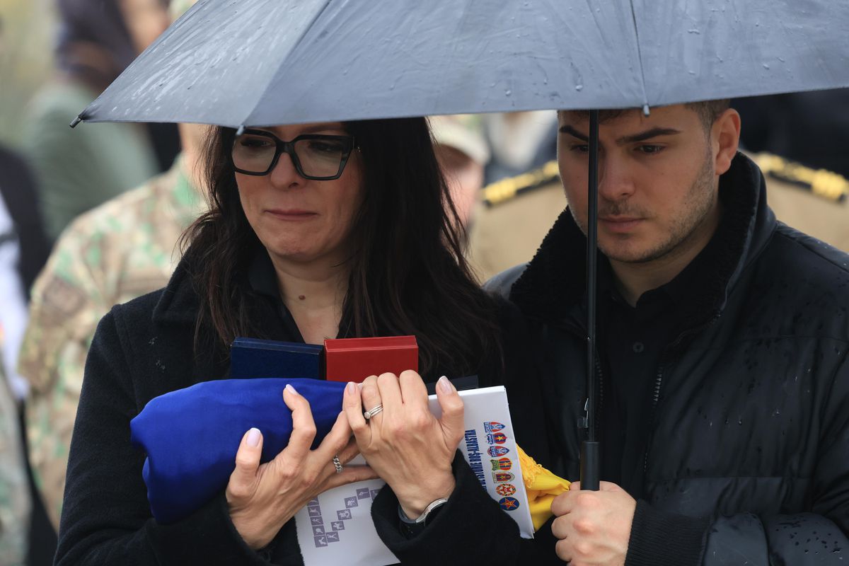 „Te iubim, bunicu'!” » Marele Emeric Ienei, înmormântat în Cimitirul „Rulikowski” cu onoruri militare, torțe și o brazdă de gazon din Ghencea