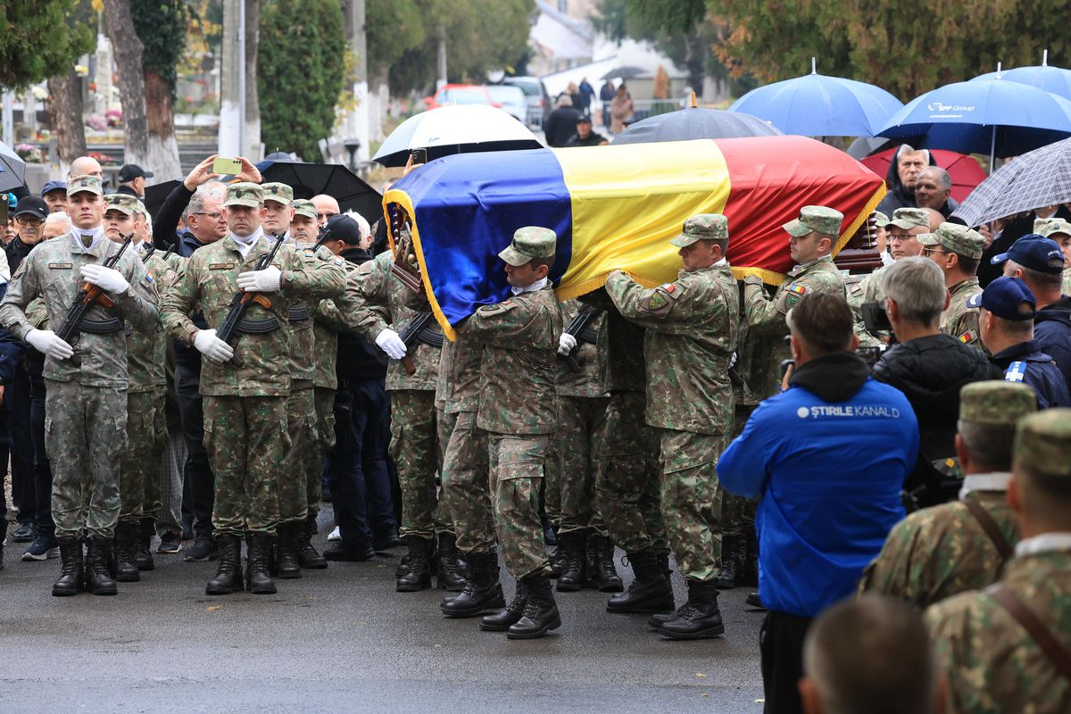 Torțe, lacrimi și aplauze la Oradea » Cel mai impresionant moment la înmormântarea lui Emeric Ienei